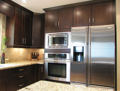 Santa Cecilia Granite with Macaroon Stain on Cherry Wood Cabinets and Travertine Square Backsplash